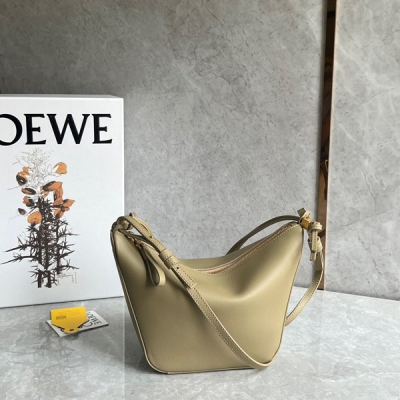 Loewe羅意威 爆款hobo 來啦 現貨秒發 新版型的hammock吊床腋下包 出道即頂流，真香！頭層牛皮質感柔軟細膩 自重輕盈 容量可觀 手提 腋下 斜挎自由切換 一上新就秒空的節奏 沖啊！size：28*17*9.5cm 配包裝