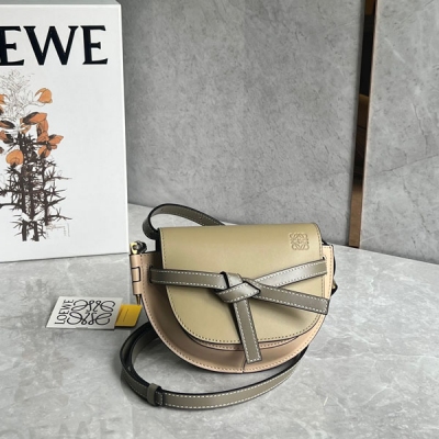 Loewe羅意威 改良版馬鞍包MiniGateDual手袋出貨絕絕子 包身採用柔軟牛皮革精製而成，可拆卸調節牛皮肩帶 單肩斜挎、腰包 胸包都非常 背上身很顯氣質 容量也非常線上 無壓力 必入款size：21*12.5*9cm 配包裝