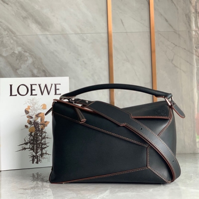 Loewe羅意威 男士必買！全新puzzle炫酷登場 Puzzle一直入 一直爽西班牙小牛皮 紡織內襯 不規則的線條拼接設計 更帶炫酷感。手拎、斜挎、後側背 統統不在話下，還可以將包包折疊成幾何形狀 隨性抱在手中 散發法式慵懶氣質。size