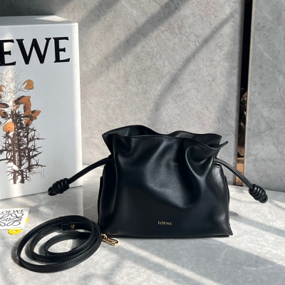 Loewe羅意威 福袋Flamenco升級版出貨 選用優質柔軟小牛皮束口抽繩演繹成福袋造型，金色絨面革襯裡，升級lo*go燙金或燙銀，加寬肩帶更舒適，簡約卻不失個性，磁扣開合 容量非常可，單肩或斜跨背 手拿ok，隨性不失貴氣的feel，簡直