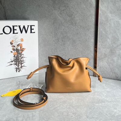 Loewe羅意威 福袋Flamenco升級版出貨 選用優質柔軟小牛皮束口抽繩演繹成福袋造型，金色絨面革襯裡，升級lo*go燙金或燙銀，加寬肩帶更舒適，簡約卻不失個性，磁扣開合 容量非常可，單肩或斜跨背 手拿ok，隨性不失貴氣的feel，簡直