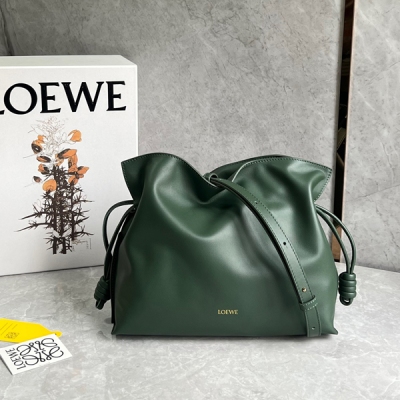 Loewe羅意威 福袋Flamenco升級版出貨 選用優質柔軟小牛皮束口抽繩演繹成福袋造型，金色絨面革襯裡，升級lo*go燙金或燙銀，加寬肩帶更舒適，簡約卻不失個性，磁扣開合 容量非常可，單肩或斜跨背 手拿ok，隨性不失貴氣的feel，簡直