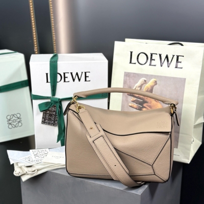 Loewe羅意威 PUZZLE MEDIUM 專櫃最新版本配色 荔枝紋純米杏 尺寸:29*19*12cm