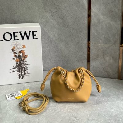 Loewe羅意威 Flamenco Purse福袋 黑色小號出貨 採用褶皺設計 柔軟羊皮質感超贊側面搭配標誌性水手結 可以使用搭配甜甜圈鏈條肩背或搭配皮革肩帶斜挎 多種背法Get 斷貨王速度給自己安排上 Size: 23X5.5X 17cm