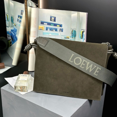 Loewe羅意威 FLAMENCO SATCHEL斜挎包 橄欖綠 將經典款Flamenco重新設計 改造為實用的斜挎包，麂皮絨面牛皮，內裡光滑納帕牛皮（裡外全皮） 可容納14寸以下筆記型電腦，時尚商務通勤男士的福音啊 尺寸：34*14*24