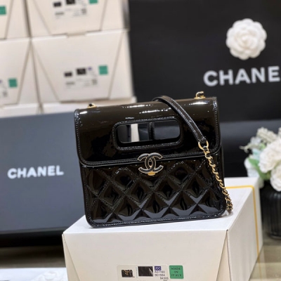 Chanel香奈兒 2023S 春夏系列 23S 漆皮信封包 23S 超好看的信封包 專櫃到貨量非常少，撞包幾率非常低 漆皮包代表著時尚，年輕，小香為數不多的幾款漆皮包之一 可以手提，可以斜挎 原廠正品購入軟牛漆皮 尺寸20*18*8cm