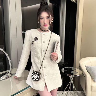 Chanel香奈兒 2023ss 中長款粗紡外套 白色外套女神必備！白富美下午茶首選 實物質感超級棒 水晶紐扣超級精美 腰部口袋更完美的拉高身材比例 出席聚會必不可少的單品 SML