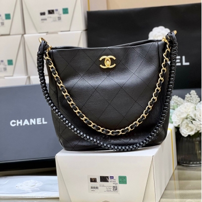 Chanel香奈兒 2023A 高級手工坊系列 火爆款編織嬉皮包 嬉皮包一直都是熱門款式 經典耐看兼實用是它的代名詞 也難怪專櫃越賣越貴 23a這個設計簡直太驚豔了，肩帶還是編織設計，很有特色也很好看 黑金真的超美，非常推薦 原廠正品荔面小