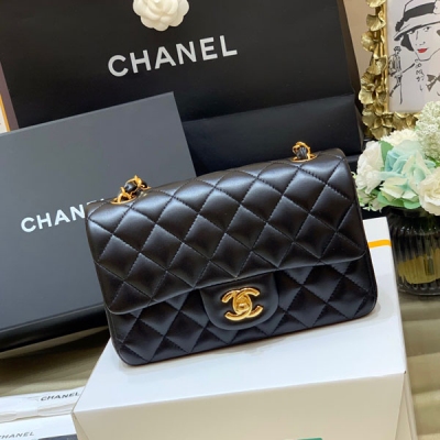 Chanel香奈兒 全新至尊版本 純原廠CF大mini 經典款之Classic flap bag 皮料：歐洲原廠GR正品羊皮 五金：義大利進口24k鍍厚金鋼鎖 貨源稀少，經常容易斷貨 整個包的手感與真品完美達成一致 尺寸20cm