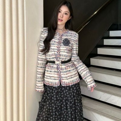 Chanel香奈兒 2023fw 圓領彩色編織外套外套裡的天花板人手必備 氣質小圓領早春可謂百搭單品 經典版型看似溫柔同時也可以搭配出很酷的感覺 穿出隨意又精緻的感覺 SML