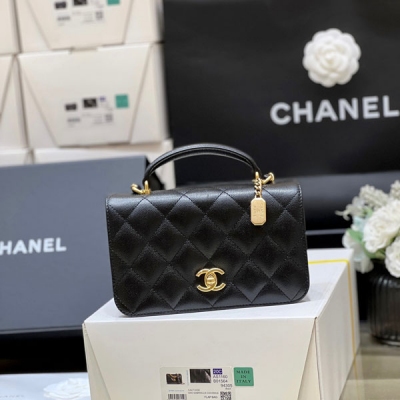 Chanel香奈兒 2023B 秋冬預告系列 隱藏款荔枝皮風琴包 23b隱藏款風琴包！簡單復古，手柄的小金屬吊牌給包包增加了高級感 實用性小包，可以放下大手機！可以手拎可以背！原廠正品haas荔枝牛皮 12*20*8cm