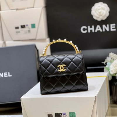 Chanel香奈兒 2023B 秋冬預告系列 本季最火的鑽石手柄Kelly包 店裡的大爆款，非常經典 真的非常難買，代購都要溢價！手柄又帶珍珠又帶鑽石，真的超好看！非常好搭配！一定要買 獨家原廠正品方框小羊皮 小號3513（豎款）尺寸12*