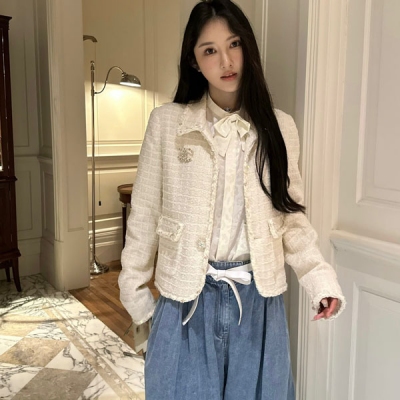 Chanel香奈兒 2023fw 剪裁非常考究的翻領外套 大翻領自帶氣場 一粒扣設計更顯身材苗條 包邊使用亮片裝飾細節滿分休閒中不乏精緻優雅氣質 贈送胸針防塵袋 SML