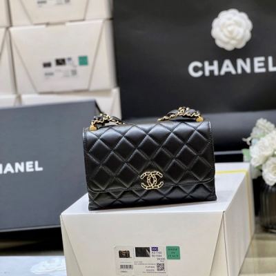 Chanel香奈兒 2023K 秋冬系列 超火爆19復古風琴包 眾所期待的2023k 19復古風琴包來啦 專櫃都買不到，全部要溢價 延用19經典元素鎖面，褶皺小牛皮！非常經典復古！採用寬版肩帶，很帥氣量也非常大，可以放下大手機！推薦 原廠正