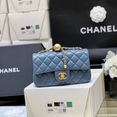 Chanel香奈兒 至尊版本純原廠小金球 經典之cf mini 2023K 新顏色，超級漂亮 新版本是定型做法，底部是加硬的 皮料：歐洲原廠方框正品羊皮 五金：義大利進口24k鍍厚金五金貨源稀少，經常容易斷貨 整個包的手感與真品完美達成一致