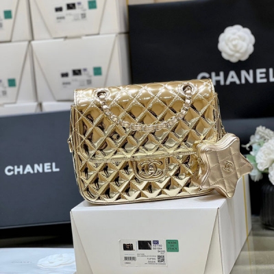 Chanel香奈兒 2024C 早春度假系列 走秀款漆皮雙背包來啦 推出的走秀款漆皮雙背包！超級火爆 實物非常可愛！還帶星星零錢袋 上身無敵驚豔！絕對賺足回頭率！非常貴氣 強烈推薦 原廠正品漆牛皮 18.5*23.5*8.5cm