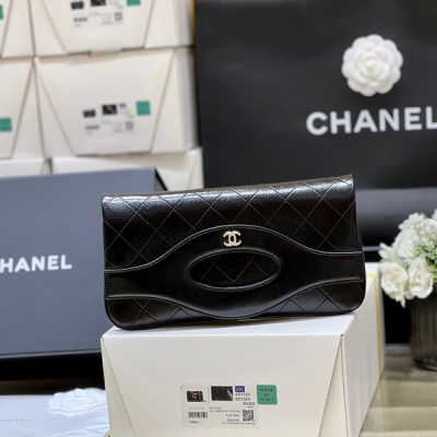 Chanel香奈兒 限量版橫款折疊31bag 喜歡長款WOC的寶寶們快來入手啦，可以單肩腋下背或者手拿 個人覺得這款尺寸的上身比例比其他尺寸的更好看，精緻又復古的感覺太愛了還有超多卡位，性價比超高的一款，細節滿分 25*12.5cm