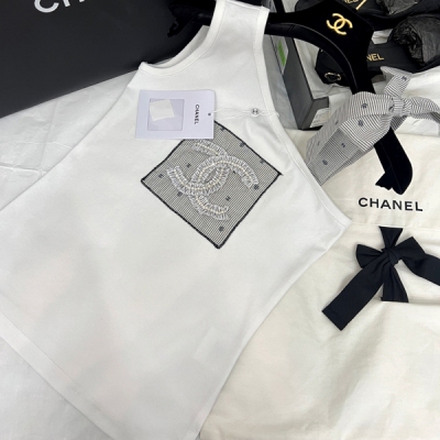 Chanel香奈兒 2024P 斜肩刺繡小背心 高品質 胸前手工縫製小珍珠肩帶蝴蝶結設計減齡又少女 細節滿分 版型上身巨顯瘦 萬能搭 這款真的不限風格 少女 名媛 禦姐都輕鬆駕馭 SML