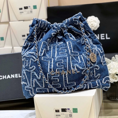 Chanel香奈兒 2024A 高級手工坊系列 限量版牛仔丹寧垃圾袋 正品購入開發 24A限量版 牛仔 22bag自帶復古感！牛仔的22bag出了好多季 每一次的印花圖案都很美，但這次特別戳我！毛邊刺繡的chanel logo復古感拉滿啦