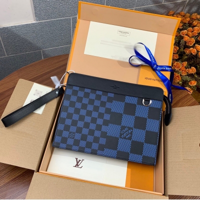 LV路易威登 升級版本N60449 STANDING 手拿包Standing 手拿包身披 Damier Infini 3D 圖案壓紋，定義檔及常備物品的隨行新法。可拆卸皮革腕帶實現便捷背攜，D 形環可固定個性配