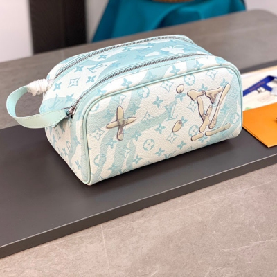 LV路易威登 M82337滴膠！此款Dopp Kit 盥洗袋選用 Monogram Aquagarden 帆布，以立體水滴效果重繹 LV 字母和 Monogram 花卉，仿佛潑灑在 Monogram 圖案和海藻