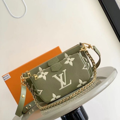 LV路易威登 M45777 M80399 Multi Pochette Accessories 手袋以 Monogram 帆布構築三件合一的活力設計，另配備多個口袋和隔層。可調節金色鏈條與路易威登銘紋提花肩帶提