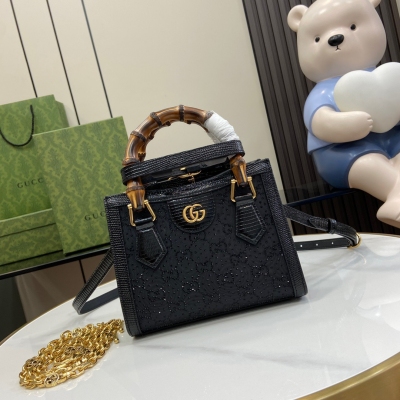 GUCCI古馳  Diana竹節迷你托特包。在古馳創星說 Gucci Cosmogonie)系列中，品牌創作總監在設計中借鑒豐富元素，搭建起一座穿越時空的橋樑。在戰後物資匱乏的年代，Gucci首次開始使用竹子這一材質。自此，竹子不僅象徵著貫