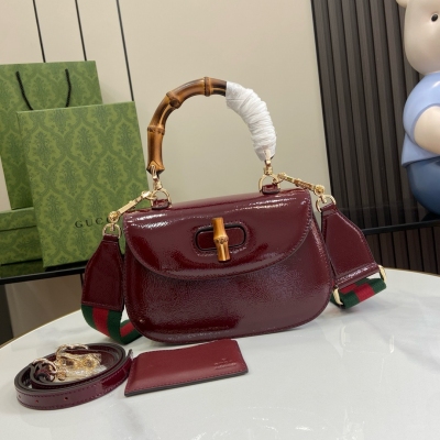 GUCCI古馳 新品 Bamboo 1947系列小號竹節手提包。Gucci Bamboo 1947系列手袋匠心融入竹節提手（手工製作）、鎖扣和鏡子（置於皮革鏡套中）等別具一格的設計，盡展品牌經典風格和精湛工藝。歡迎前往指定門店，或在客戶顧問