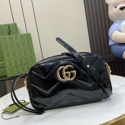 GUCCI古馳 新品 GG Marmont系列小號肩背包。GG Marmont系列以黑色演繹精緻皮革，展現早秋魅力風範。這款小號肩背包採用絎縫V型漆皮匠心打造，飾以拉鍊開合，淺金色調配件與黑色時尚廓形相映成趣。黑色絎縫V型漆皮，黑色漆皮滾邊