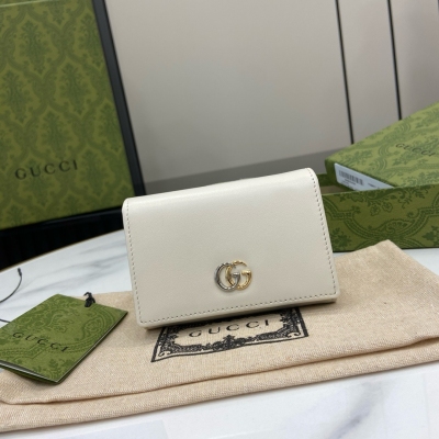 GUCCI古馳 GG Marmont系列卡片夾。品牌頗具代表性的圖案化身為富於變化而不失經典本色的符號元素，為新推系列增色添彩。在這款卡片夾上，雙色調標誌性雙G標識生動點綴于包身，與黑色和烏木色GG Supreme帆布和黑色皮革相映成趣。黑