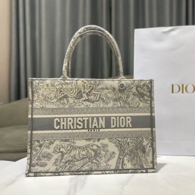 Dior迪奧 全新新升級灰老虎中號 Dior Book Tote老花系列 M1286 多數人消費奢侈品牌首先想到的是買實用型的經典款 但其實像DIOR這種合作藝術TOTE 應該作為重點收藏復古風滿滿背上它你就是時髦精本精它真的特能裝超寬敞的