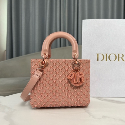 Dior迪奧 Lady Dior 玫瑰金四格刺繡半顆珍珠粉色，內裡配進口羊筋，手袋集中體現了 Dior 對優雅和美麗的深刻洞見。時髦典雅的設計經久不衰。採用牛皮革精心製作，飾以經典的藤格紋圖案珠飾刺繡，別致非凡。點綴以玫瑰金飾面金屬 D.I