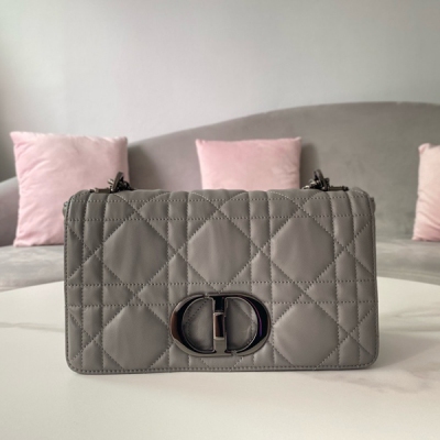 Dior迪奧 新品 中號 DIOR CARO 手袋 灰色牛皮革絎縫超大藤格紋 這款 Dior Caro 手袋結合典雅氣質與現代風範。採用灰色牛皮革精心製作，搭配原創的絎縫效果超大藤格紋緝麵線，別具一格。翻蓋飾以金屬覆層旋鈕式“CD”扣環，靈