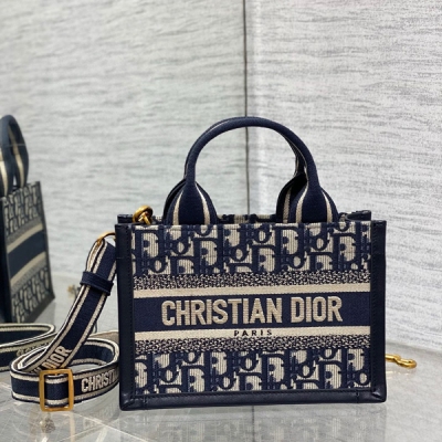 Dior迪奧 BOOK TOTE MINI（附肩帶）這款迷你手袋由瑪麗亞?嘉茜婭?蔻麗 (Maria Grazia Chiuri) 精心設計，豐富了經典的 Book Tote 系列。採用牛皮革精心製作，飾以經典的超大藤格紋緝麵線，搭配淺金色