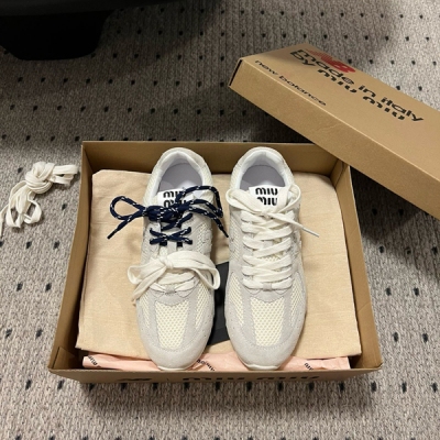 Miu Miu x New Balance 530 網面雙鞋帶運動鞋，獨家新增色 新增網面太愛了 雙鞋帶的設計 鞋帶注意！原版是藏藍色不是黑色！杜絕看圖打版！酷斃了！大秀上曝光了與New Balance 的全新聯名企劃 以530為藍本設計