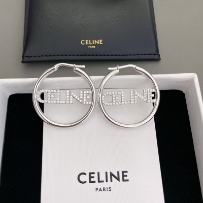 Celine 滿鑽logo耳環，太太太贊的設計了超級百搭！時尚！閉眼沖！經典的logo字母設計！滿鑽鑲嵌超級blingbling愛了愛了超少見的銀色設計！太適合夏天了，很清爽的！時髦感十足！超贊！人手必入！