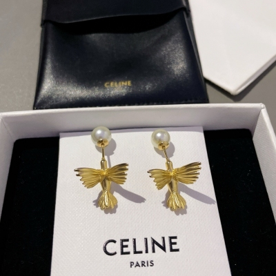 Celine 小眾漱金鳥耳釘 絕美設計的一款神仙耳釘一眼愛上！閉眼沖配c包裝！925純銀鍍金耳針，質感超贊 食珍珠，吐金粒，是為大吉。然州幻明山，有飛鳥如雀大，羽明黃，聲婉轉，能吐金屑，顧稱漱金，世人皆以此鳥為吉。神仙打架的設計太愛了！上耳