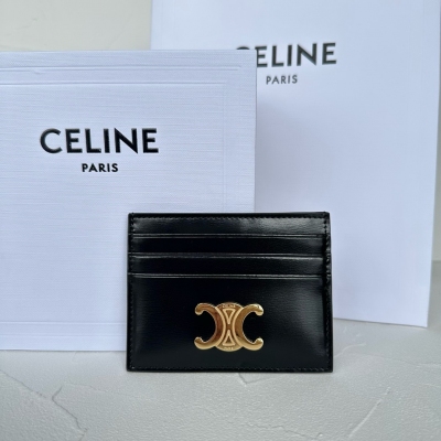 Celine TRIOMPHE亮澤牛皮革卡包 尺寸:11×8釐米 襯裡：牛皮革/織物 金色全鋼五金 6個卡槽 1個扁平口袋 型號：100833