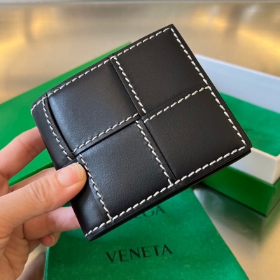 BV Bottega Veneta 短夾錢包 中寬編織外縫線設計 時髦度與經典並存 純手工縫線 原廠胎牛皮 手感無需多言 兩折短夾式 零錢/鈔票/卡片有序收納起來！尺寸：10x8.5