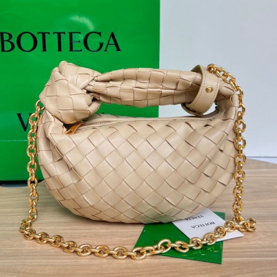 BV Bottega Veneta 早秋新款 JODIE 鏈條新版 該牌子最熱門的 jodie 在原有手拎的基礎上增加了更女性優美的鏈條編織羊皮手感柔軟 飽滿圓潤的造型一直很受歡迎 新版最吸引的地方就是加入了可拆卸的金屬鏈條點綴 可手拿的同