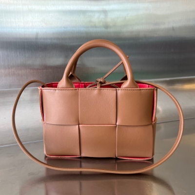 BV Bottega Veneta 2023新款Candy Arco 這次不僅裝下了可愛還放下了手機 特別 mini 袖珍 真的沒法抗拒它 包身由羊皮製成 耐磨耐造 內部有可拆卸內袋 小巧可愛的設計風格，可斜挎可手提，日常通勤休閒都可駕馭