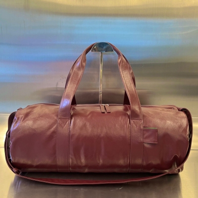 BV Bottega Veneta 葆蝶家出健身包啦，運動季必入單品，日常健身 出行 旅行都可隨心駕馭！油蠟牛皮製成，光澤感強 質感細膩柔軟 肩帶隨意調節斜挎/單肩/手提，男女皆可 容量很大 足夠放下運動時的所有裝備，外出旅行搭配拉杆箱 油