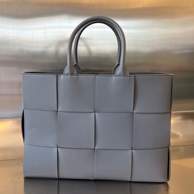 BV Bottega Veneta 2023早春新品 Arco Tote 手拿包 中號Intreccio編織皮革托特手袋 單個可拆卸內部拉鍊口袋 內襯是複合絨面革 一看便愛上了 體態輕盈 小牛皮革質感柔滑 重要的東西也有收納空間 高級感十足