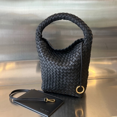 BV Bottega Veneta Cabat Bucket 水桶包。經典編織工藝”是品牌不可或缺的標誌性，細緻入微的編織工藝不僅令桶包展現高級感，更為其增添了靈動感，散發著簡約又典雅的美感，以柔軟細膩的羊皮質感而成，輕盈舒適，處處透露著高