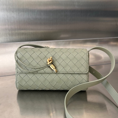 BV Bottega Veneta Mini Andiamo斜挎包 火爆單品就是愛出各種造型 這次是迷你斜挎版，肩帶隨意調節 也可單肩背/腋下背，即使是迷你也兼備大容量，收納所有必須物品，金屬質感系結開合 內襯帶拉鍊 迷你更加細節精緻 溫潤