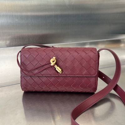 BV Bottega Veneta Mini Andiamo斜挎包 火爆單品就是愛出各種造型 這次是迷你斜挎版，肩帶隨意調節 也可單肩背/腋下背，即使是迷你也兼備大容量，收納所有必須物品，金屬質感系結開合 內襯帶拉鍊 迷你更加細節精緻 溫潤