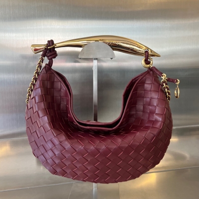 BV Bottega Veneta 2024早春新品 鏈條SARDINE 升級版鏈條肩帶 別致又高級，展現出都市女性的時尚品味！金屬的把手和經典編織結合在一起 藝術感和優雅時髦完美融合 通過精美的工藝 鑄造全新的沙丁魚造型手柄，黃銅材質畫龍