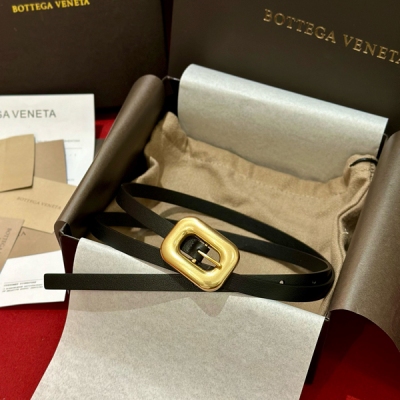 BV Bottega Veneta 葆蝶家chain link 官網人氣斷貨王 正品級別，女士頂級牛皮腰帶，搭配獨特的圓形方扣。設計洋氣時尚，隨意搭配任何服裝都是一亮點。寬度 1.2cm