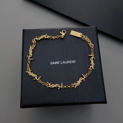 YSL聖羅蘭Yves Saint Laurent 多logo手鏈，超級推薦配包裝盒！經典簡約的設計！經典永不過時！太太太百搭了！太贊了！單戴疊戴都超nice！一致正品黃銅電鍍金材質，棱角俐落跟足正品！時尚弄潮兒潮搭神器！無敵拉升檔次！再