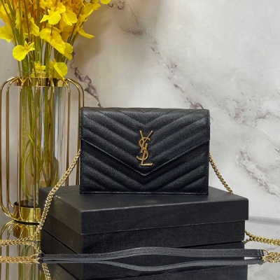 YSL聖羅蘭Yves Saint Laurent woc小號信封包來襲，19cm 說到信封包，YSL的這一隻一定必須要擁有名字！整包採用原廠魚子醬牛皮製作，版型立體，手感舒適！可拆卸的肩帶設計豐富了包包的多用性，肩帶拆掉可直接當手包&晚